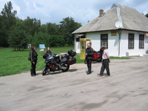 Paikallinen kyselemässä kuulumisia