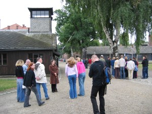 Auschwitz. Oppaan johdolla pääsisäänkäynnin luona. 