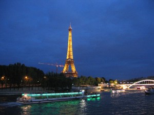 Eiffel iltavalaistuksessa