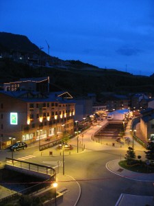 Andorraa iltavalaistuksessa hotellin ikkunasta kuvattuna