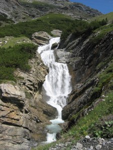 Vesiputous Stelviolle mentäessä