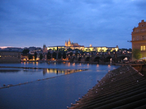 Praha iltavalaistuksessa
