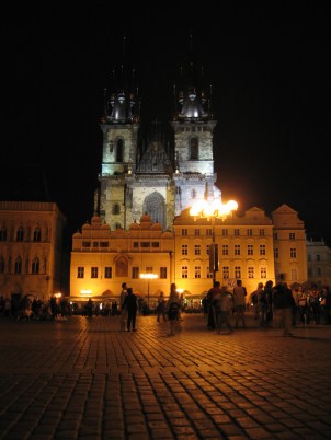 Prahaa iltavalaistuksessa