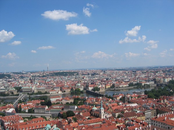 Prahaa kattojen yläpuolelta