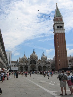 Campanile johon pääsi 10 min jonotuksella. Korkeutta 98,5 m ja näkymät hyvällä säällä Alpeille asti. 