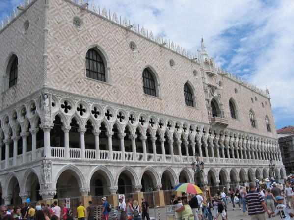 Dodgen palatsi jonka eka versio valmistu v. 814 ja tämä nykyinen versio v. 1419 