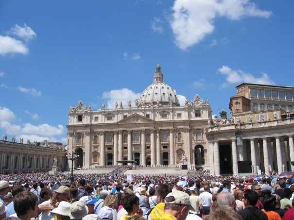 Porukkaa sanaa kuuntelemassa. 