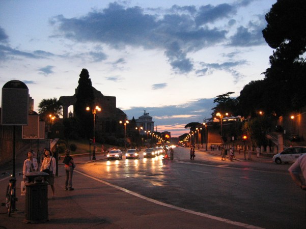 Roomaa iltavalaistuksessa