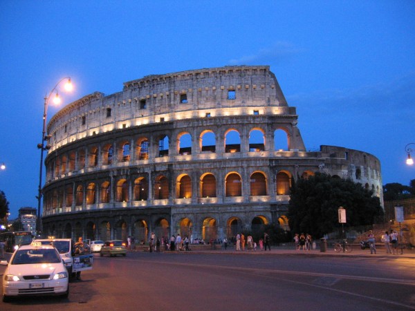 Roomaa iltavalaistuksessa