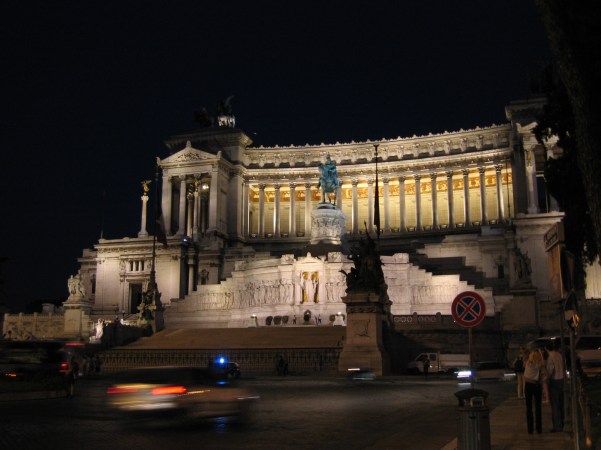 Roomaa iltavalaistuksessa