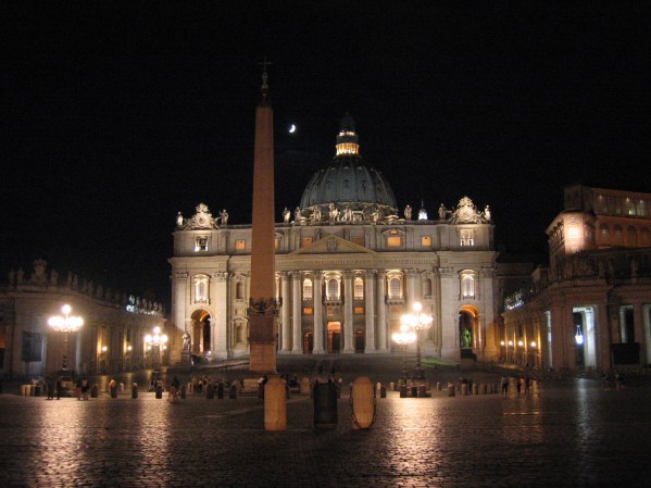 Roomaa iltavalaistuksessa