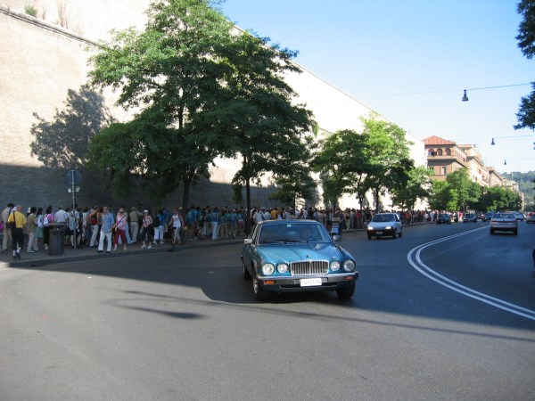 Vatikaanin museon tolkuttomat jonot. 