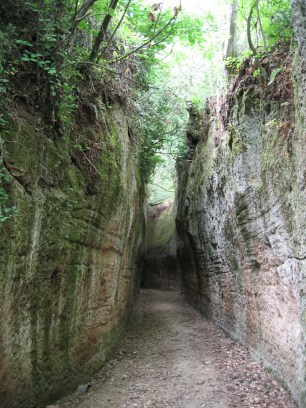 Etruskien kaivamia maanalaisia teitä