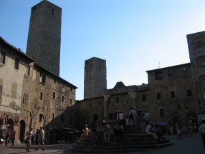 Piazza dealla Cistema ja keskellä kivikaivo vuodelta 1237. Tuttu elokuvasta "Teetä Mussolinin seurassa" 