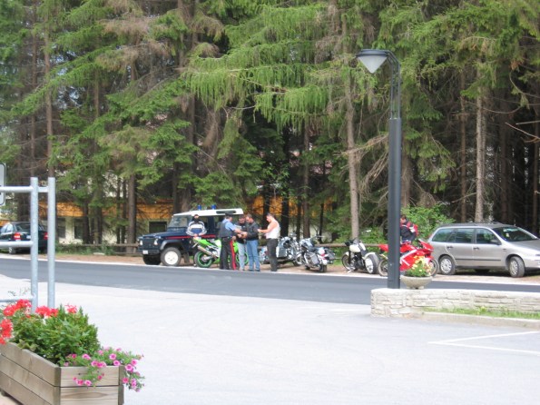 Italian poliiseilla asiaa. Kuvattu Vipitenon lertsan pizzerian terassilta. 