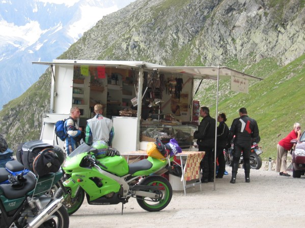 Imbiksellä ennen Timmelsjochin vanhaa, pimeää ja märkää tunnelia. 