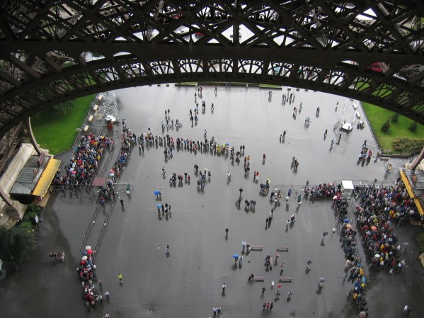 Eiffel sateisessa säässä