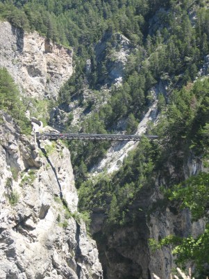 Matkan varrelta bongattu silta