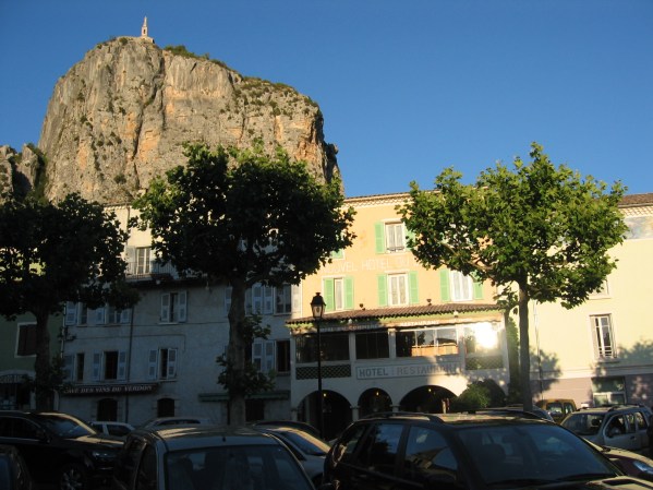 Castellanen hotelli ja huipulla näkyvä kirkko johon kapusimme seuraavana päivänä