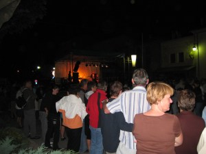 Illalla torilla oli happeningia. Sattui olemaan Ranskan kansallispäivä