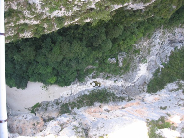 Sillalta alaspäin kuvattuna. Kuiva kausi ja vain vähän vettä. 