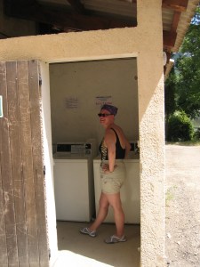 Vaatehuoltoa lertsalla