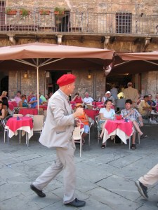 Paikallinen hauskuuttaja kastelukukkansa kanssa. "Sataako täällä?" kun jouduimme jekun kohteeksi.