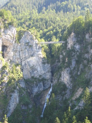 Linnan läheisyydessä oleva riippusilta jonne mekin kävelimme