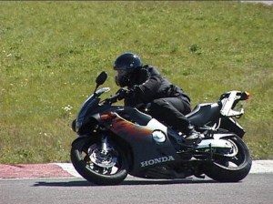 Honda CBR 600, monipuolinen mopo joka taipui kaikkeen. Motopark v. 2002