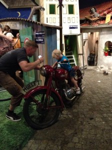 Junibacken  Iskä aloittanut ajokoulutuksen Saralle. 