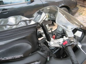 Tomtom Rider Rammountin 5,25 " varressa kiinni sekä Bagsterin tankkinahka ja -laukku. 