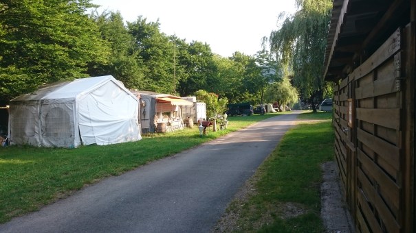 Camping Haide  Parhaat päivät takana ja osa rakennelmista toi mieleen mustalaisleirin. 