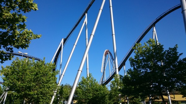 Europa-Park - Silverstar.  Huimin laite. Vanhaksi tulee koska tässä johon vähän pelotti..  Rataa 1,6 km, huiput 130 kmh ja 4 G:tä. 