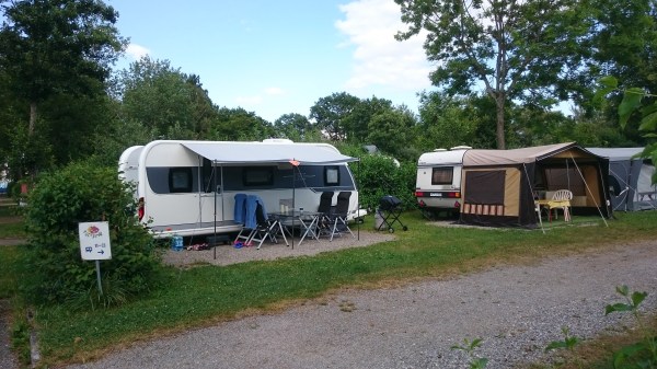 Meidän ruutu. Autoja ei siis saanut ajaa paikoille. 