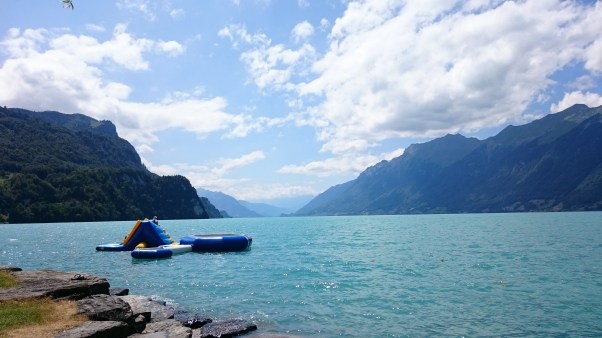 Aaregg Familiencampingplatz - leirintäalueen rannalta kuvattuna