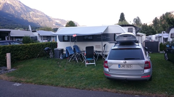 Aaregg Familiencampingplatz - tiukasti mitoiteutut ruudut.  Itse asiassa pakettimme on jo reilun puolimetriä naapurin puolella...