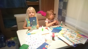 Reissun ensimmäinen "sadepäivä" = 3 tuntia. Vuorossa askartelua ja Simpsoneita dupattuna. 