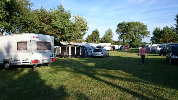 Ostseecamp Suhrendorf - teltta toisen kerran reissulla pystyssä. Tällä kertaa kaikilla tapeilla ja naruilla varustettuna koska paikka oli varsin tuulinen. 