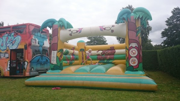 Ostseecamp Suhrendorf - hyvä idis tehdä kakskerroksisesta bussita lasten leikki paikka. Sisältä löytyi kirjasto, videopelit, maalausta, kispivalantaa etc...  