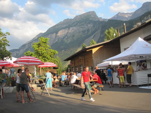 Aaregg Familiencampingplatz - launtai-illan huumaa.  Bändi soittamassa ja paikan pitjän järjestämät grillibileet. 