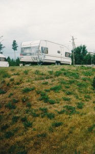 Solifer Turussa caravanliikkeen pihassa odottamassa parsimista