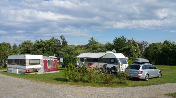 Camping Schüttehof - priimapaikka allas-alueen ja leikkipaikan vierestä