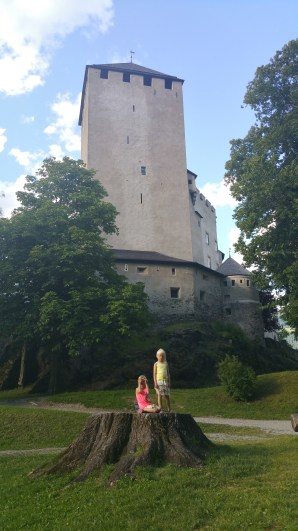 Lienzin elämää ja nähtävyyksiä etsimässä. Ei oikein löytynyt. Joku linna kuitenkin. 