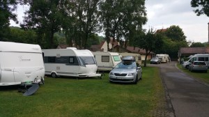 Camping Tauber Idyll - tiivis mitoitus paikoissa