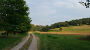 Camping Tauber Idyll - lähimaastosta, kaupunki näkyy taustalla