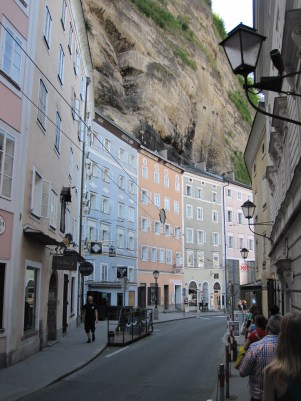 Salzburg - kerrostalot rajoittuvat toiselta sivultaan kallioseinämään