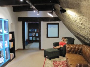 Salzburg - lelumuseo. Ruiskubetonoitupinta on kallioseinämää