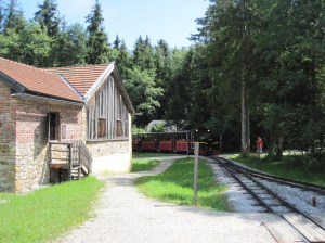 Salzburger Freilicht Museum - alueen kiertävä juna saapumassa asemalle